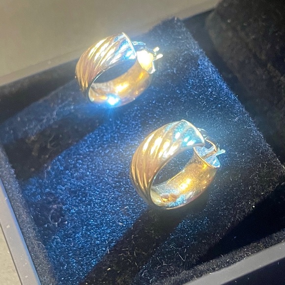 Genuine 18kt Yellow Gold Hoop Earrings. 1/2". Perfect for everyday wear! - Picture 4 of 5